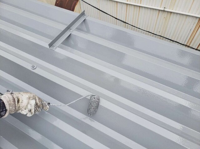 折板屋根（上塗り塗装）<br />
<br />
より強靭な塗膜を形成して、耐候性や仕上がりを良くするため、もう一度塗装を施します。
